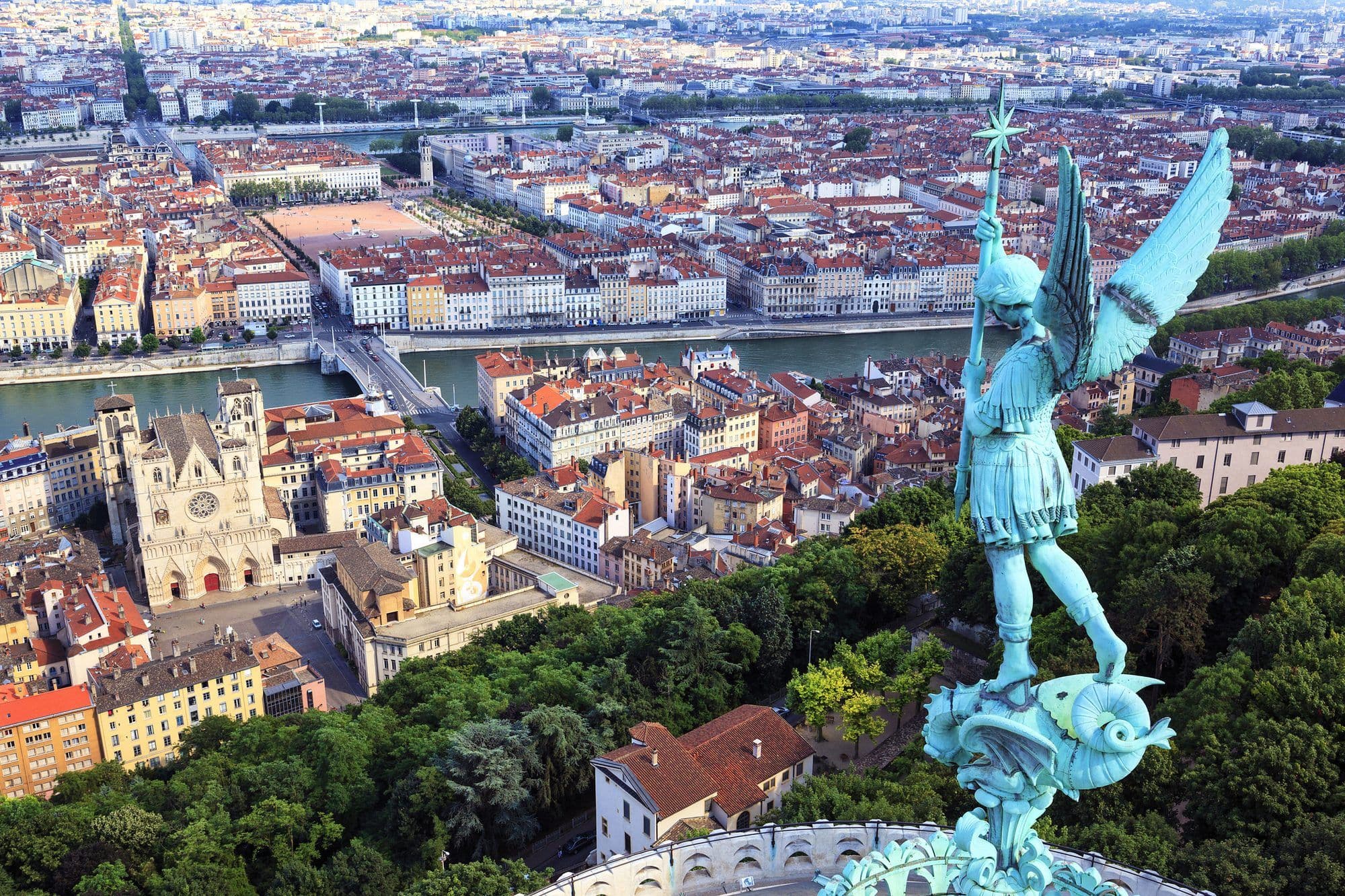 Vue aérienne de Lyon depuis Fourvière, la statue de l'archange, la cathédrale Saint-Jean, la Saône et la presqu'île