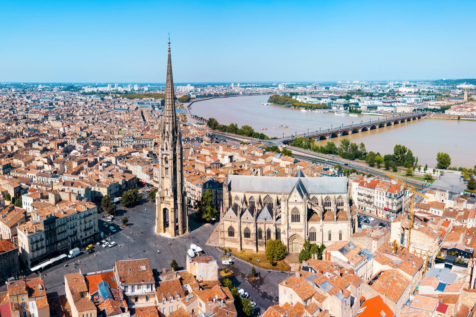 Vue aérienne de Bordeaux, la flèche Saint-Michel, les toits de tuiles, la Garonne et le pont de pierre